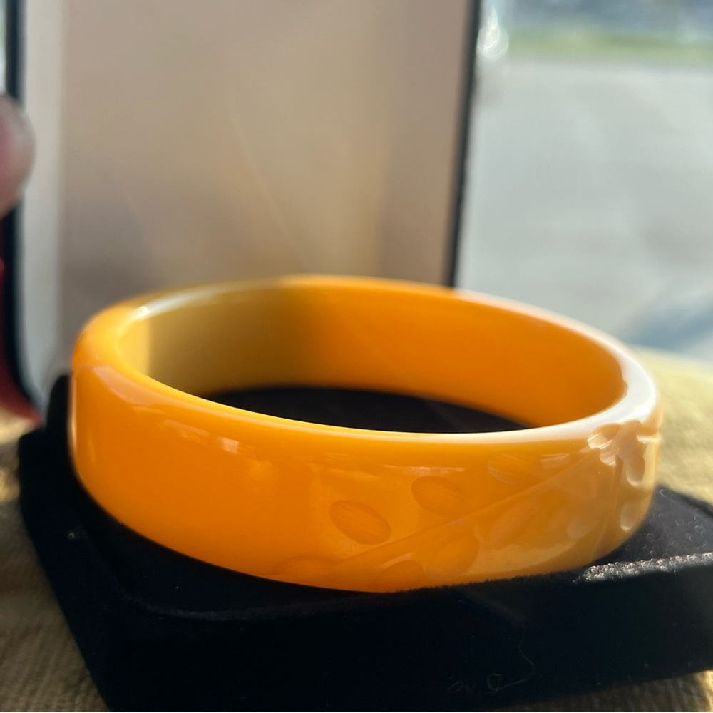 VTG Butterscotch Bakelite Bangle Bracelet RARE Leaf Pattern MCM EUC